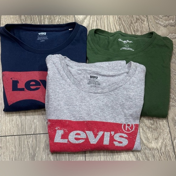 👕 Bundle Deal: 3 Men's Shirts - 2 Levi's (Gray & Blue) and 1 Goodfellow Green - Picture 6 of 8
